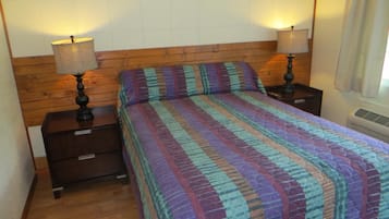 Schreibtisch, BĂŒgeleisen/BĂŒgelbrett, kostenloses WLAN, BettwĂ€sche