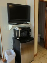 Escritorio, tabla de planchar con plancha, wifi gratis y ropa de cama 