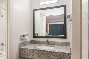 Shower, hair dryer, towels - Rodeway Inn Nashville (Nashville)