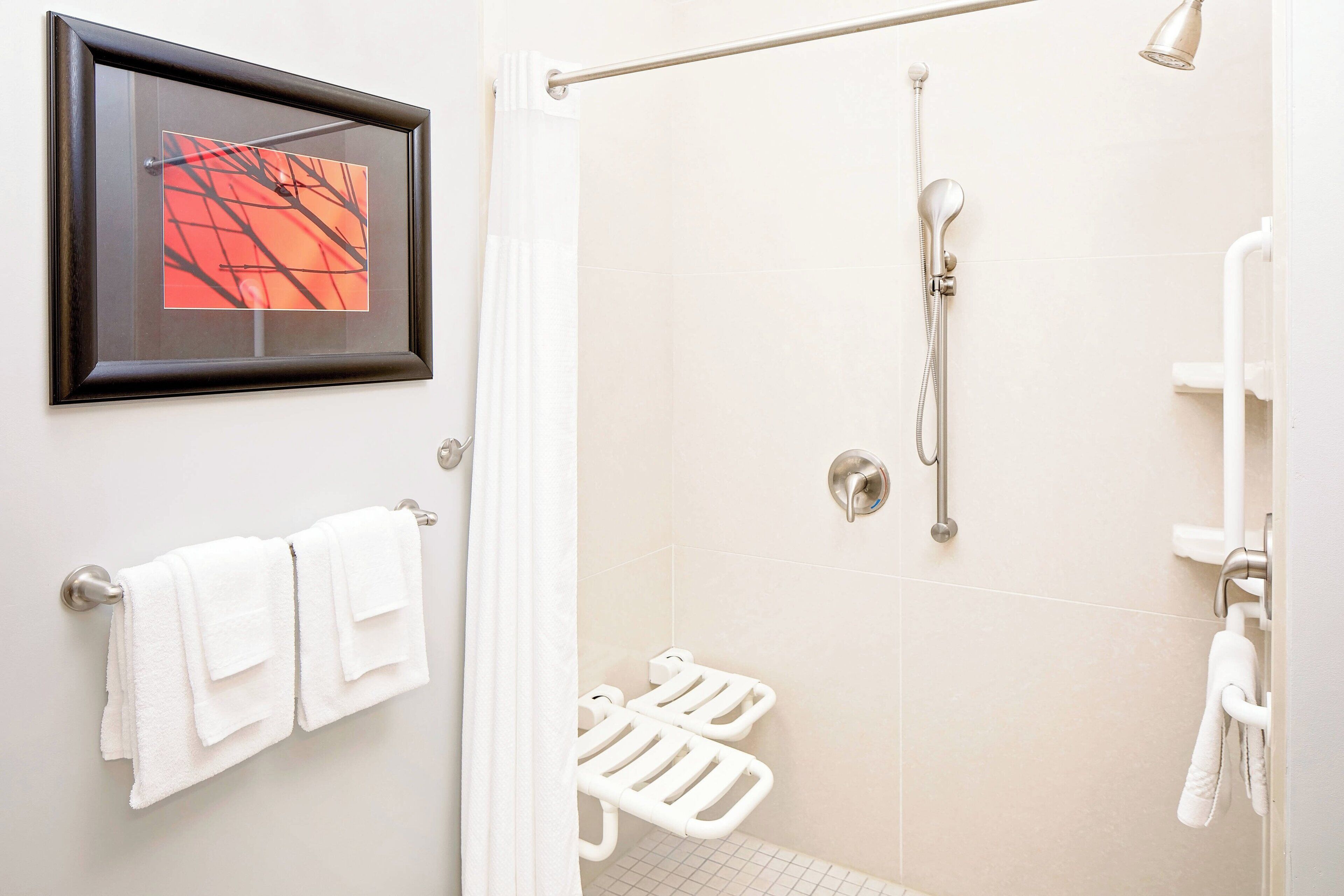 combined shower/bathtub, hair dryer, towels