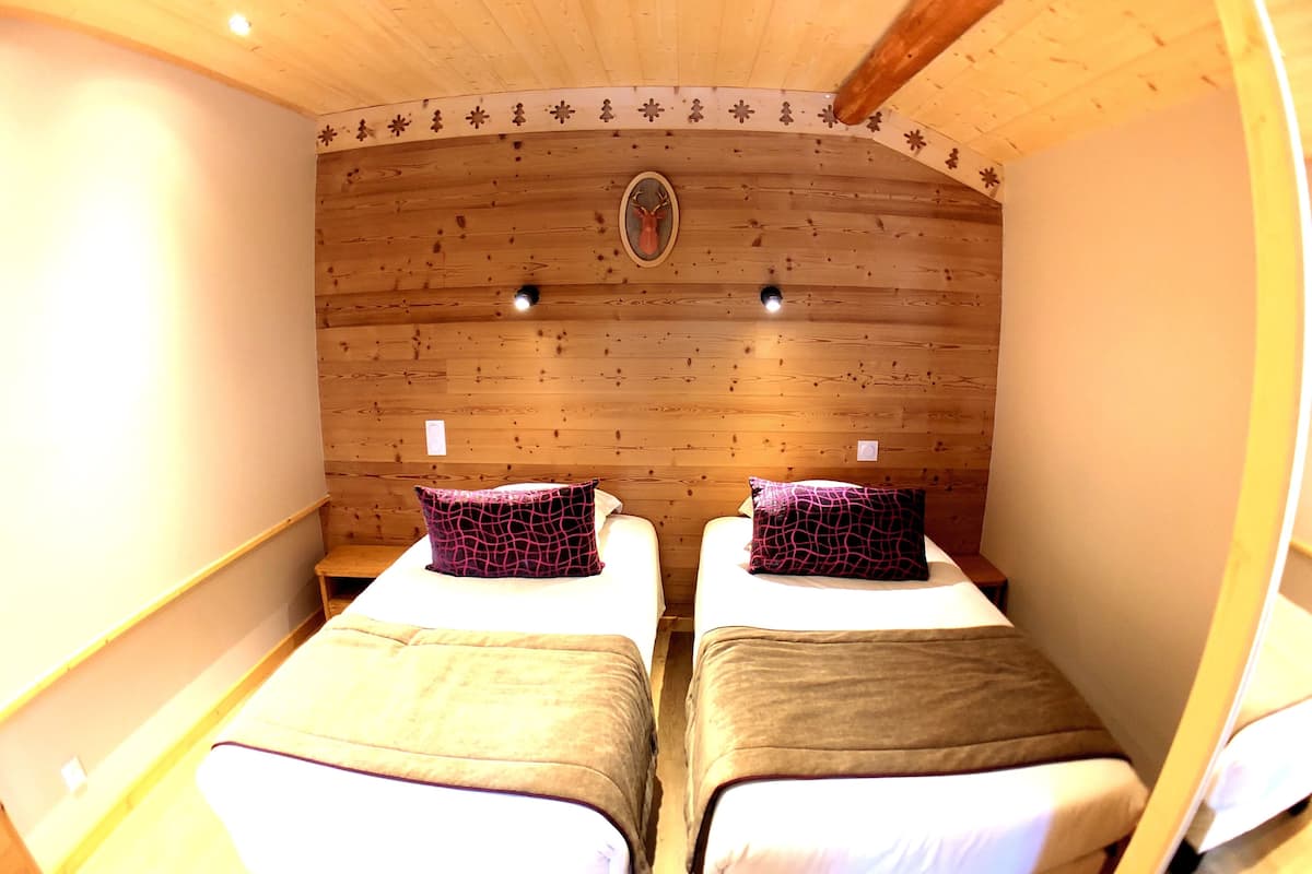 quadruple room, non smoking | 1 bedroom, select comfort beds, desk, soundproofing