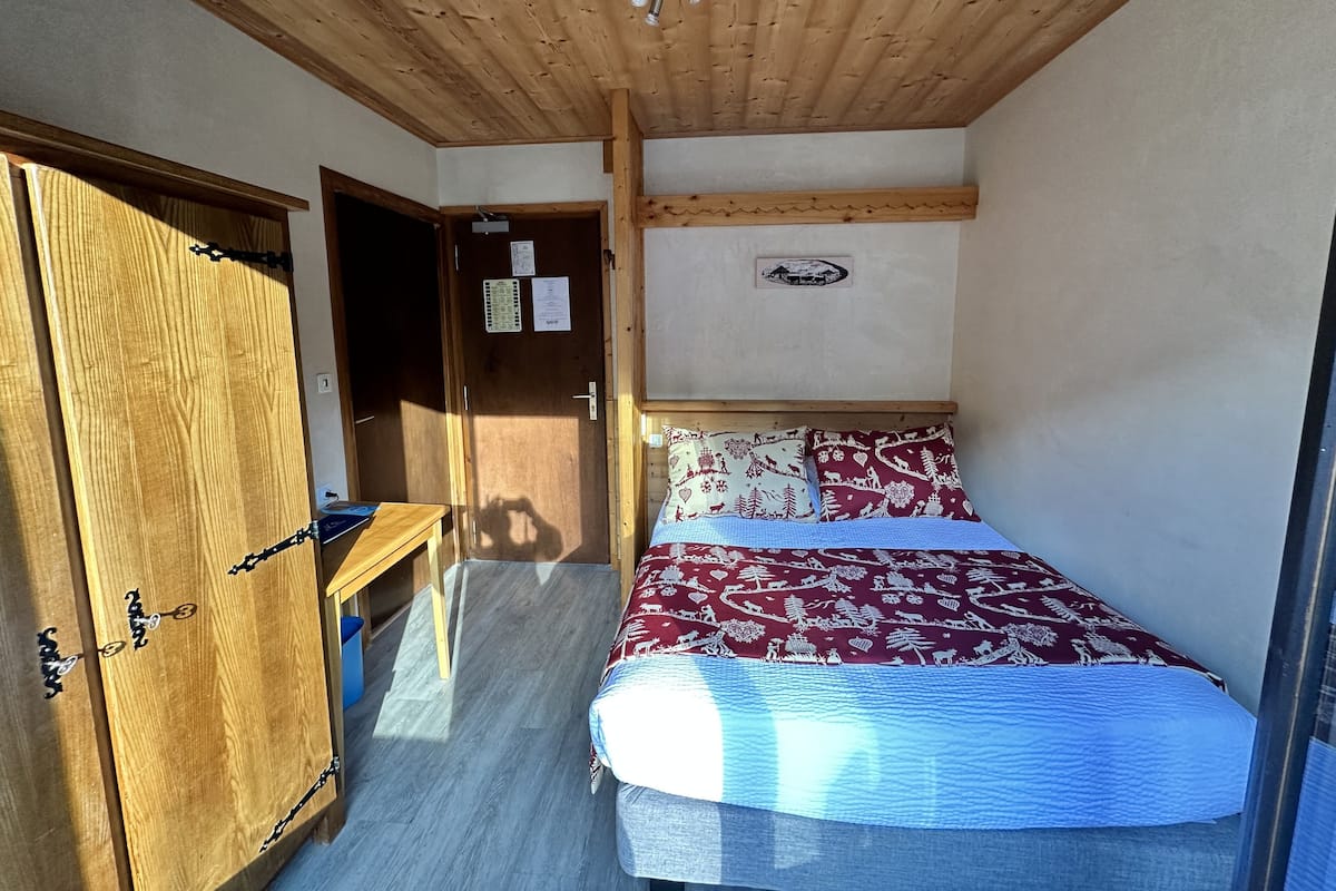 Single Room, Balcony | Select Comfort beds, desk, soundproofing, free WiFi