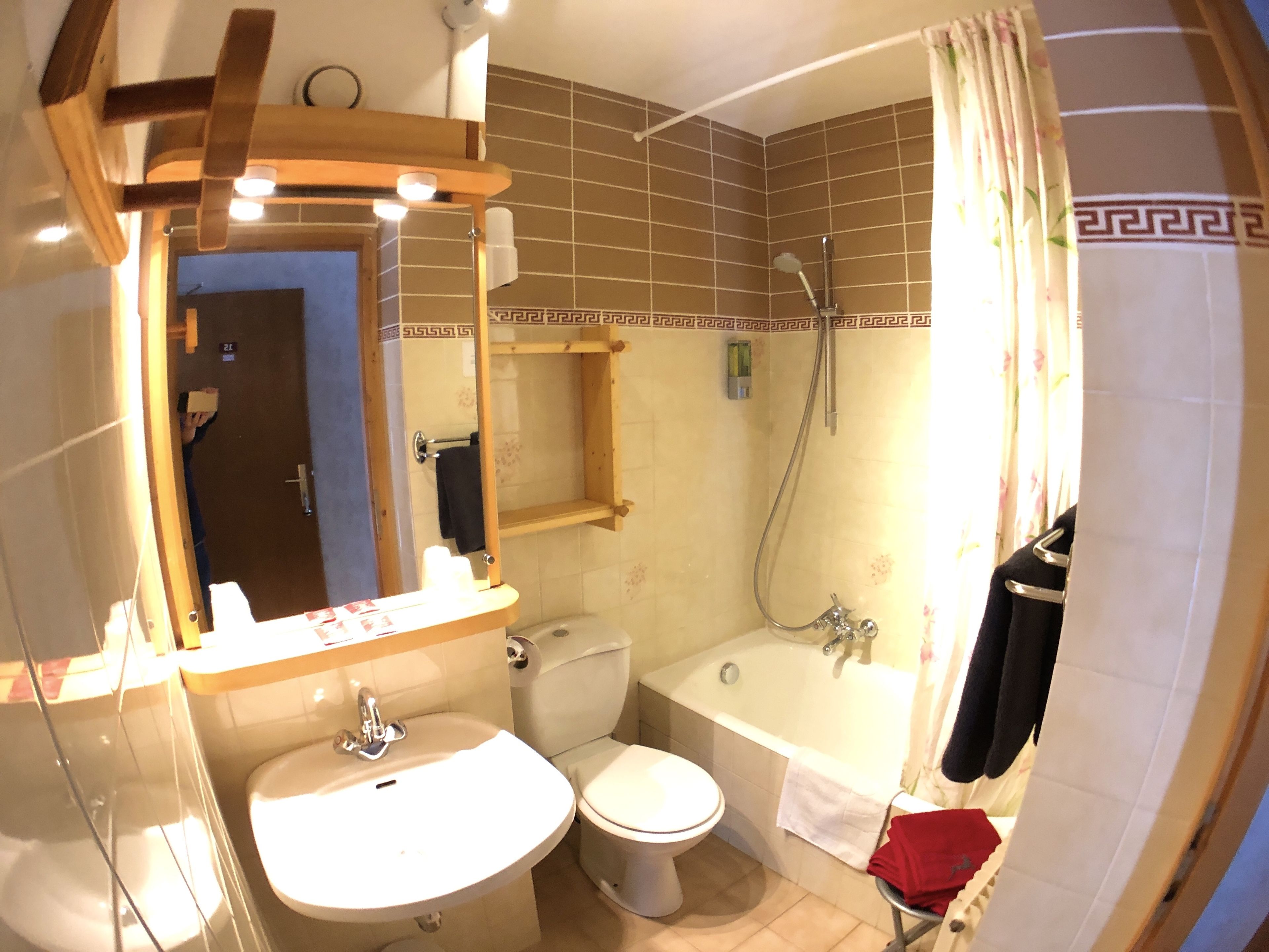 Un baño con lavabo, inodoro y bañera.
