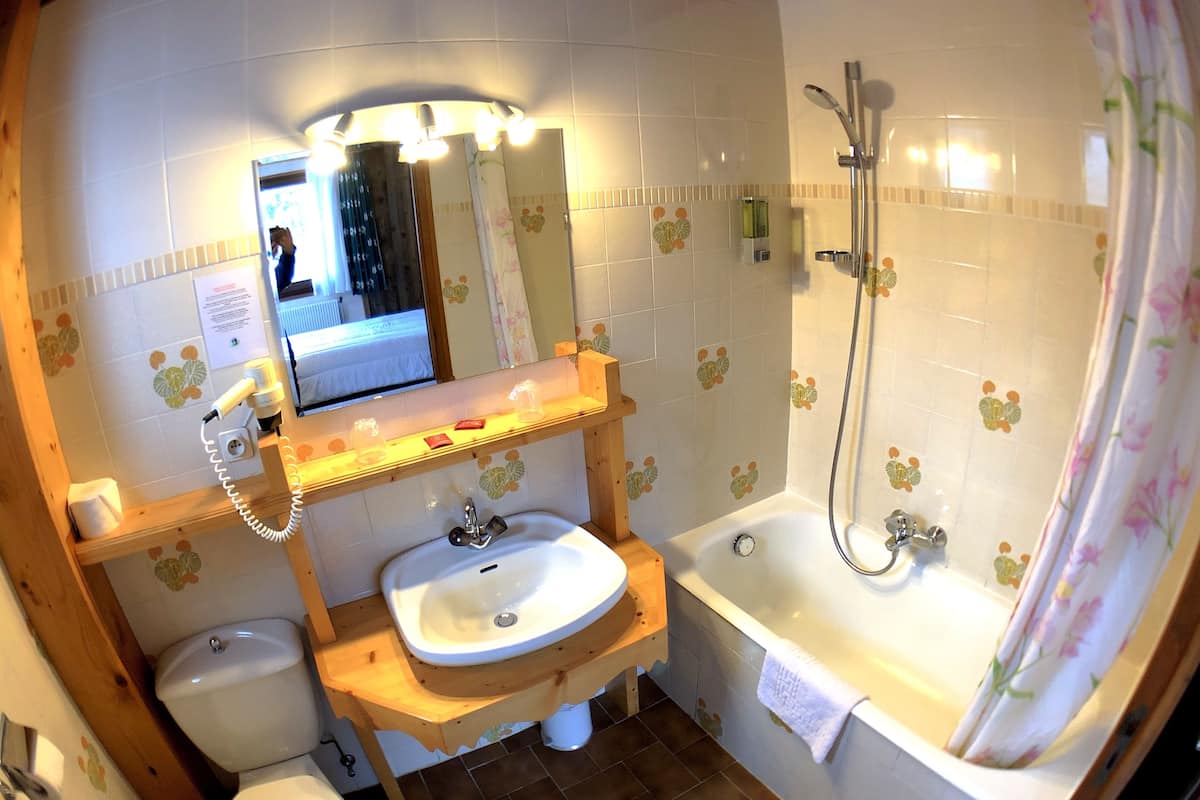 bathtub, free toiletries, hair dryer, towels