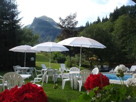 Una piscina al aire libre de temporada (de 09:30 a 19:00), tumbonas