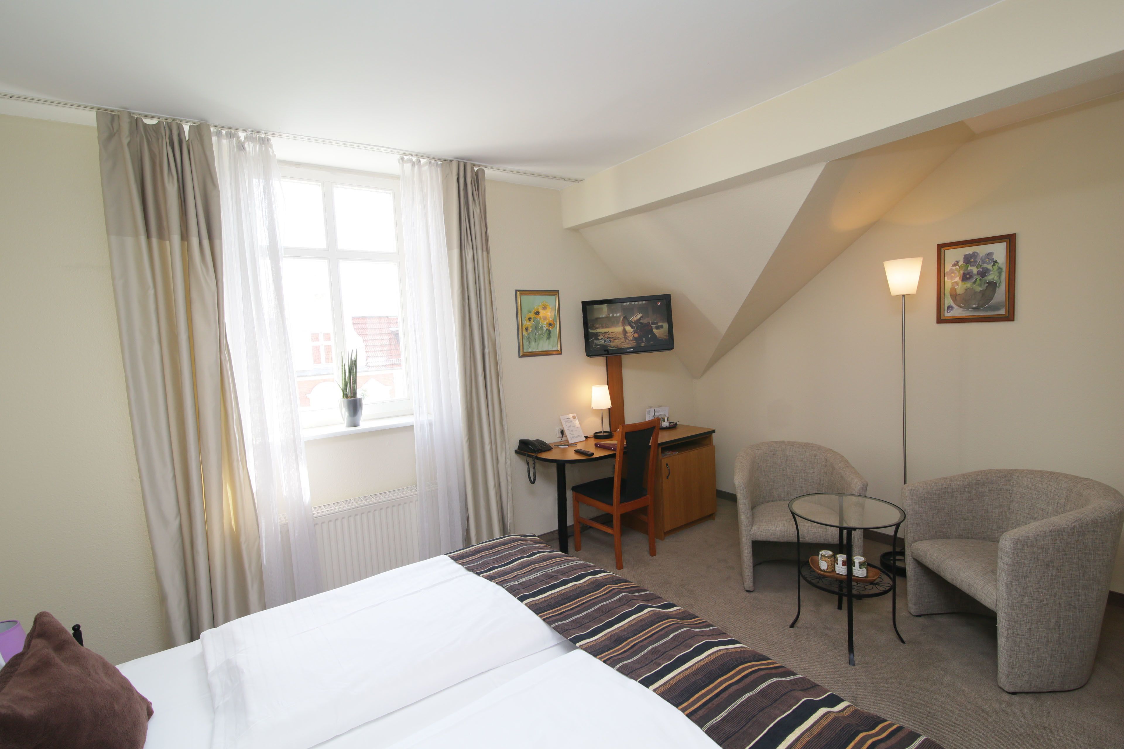 1 bedroom, desk, free wifi, bed sheets