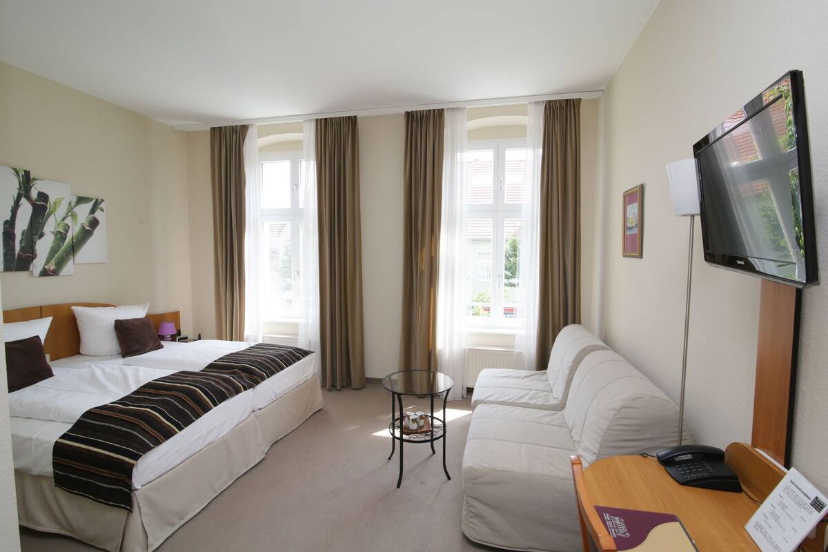 1 bedroom, desk, free wifi, bed sheets