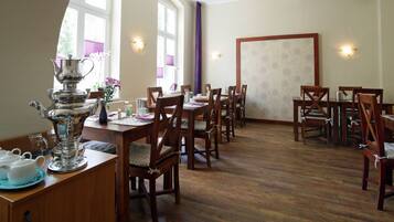 Free daily buffet breakfast