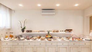 Una cocina con una encimera repleta de diferentes alimentos y un aire acondicionado integrado encima.