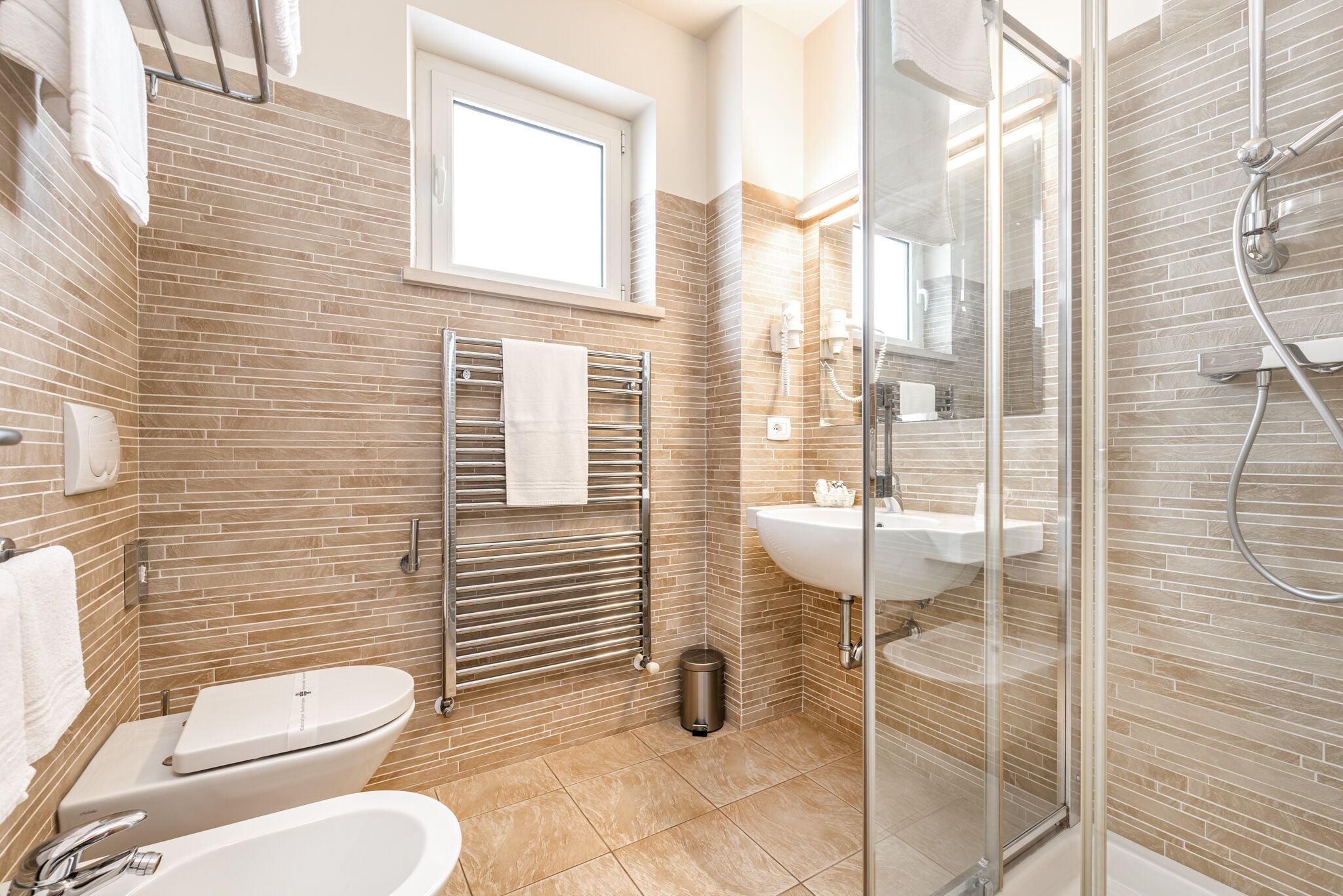 Doppia Standard | Bagno | Doccia, asciugacapelli, bidet, asciugamani