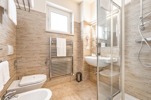 Habitación doble estándar | Baño | Regadera, secadora de cabello, bidet, toallas