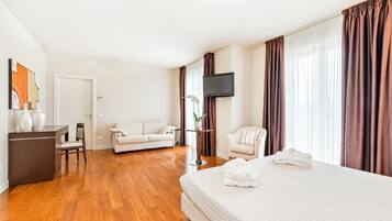 Luxury Double Room | In-room safe, blackout drapes, soundproofing, free WiFi