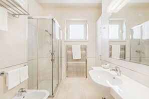 Studio | Bathroom | Shower, hair dryer, bidet, towels - Hotel Residence Exclusive (Carrara)