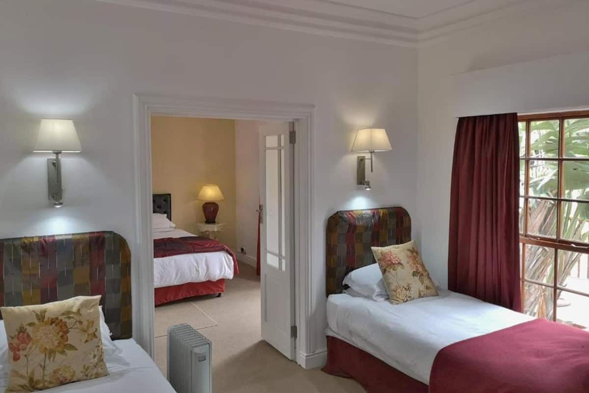 Suite (Garden Family Suite) | Een minibar, een kluis op de kamer, gratis wifi, beddengoed