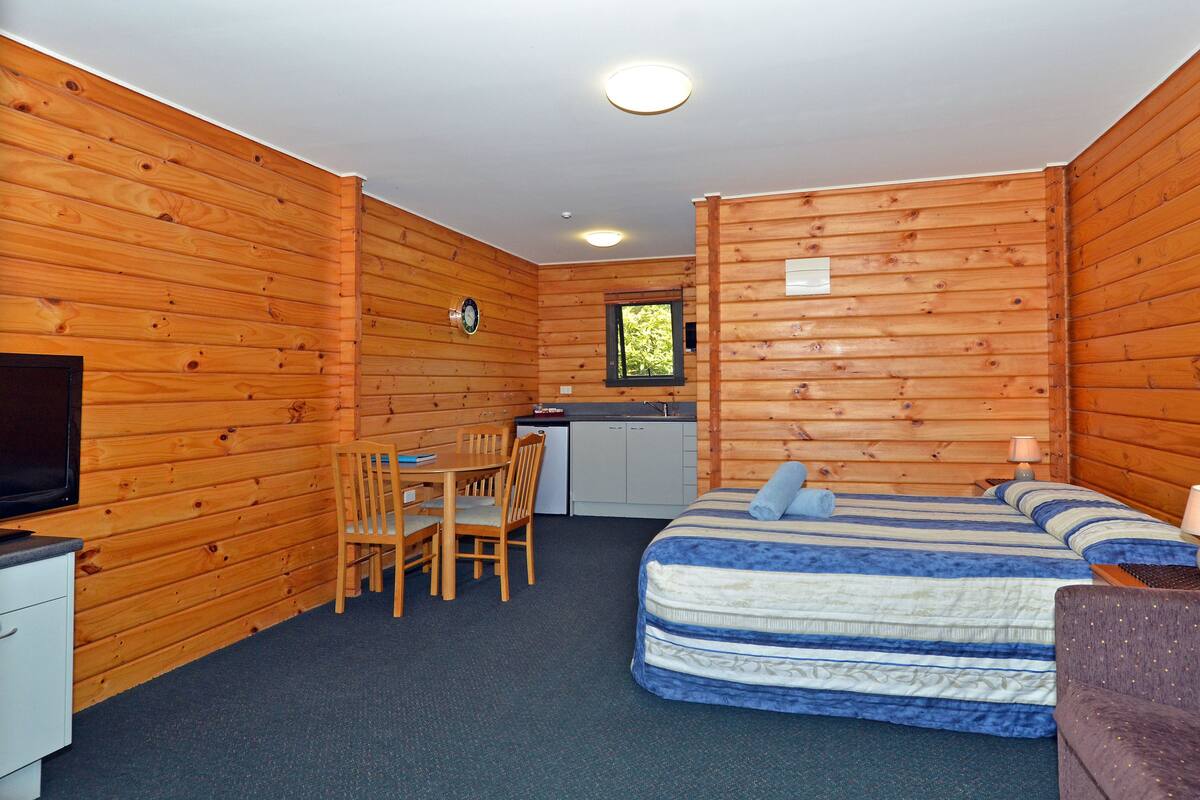Studio | Cribs (surcharge), WiFi (free)