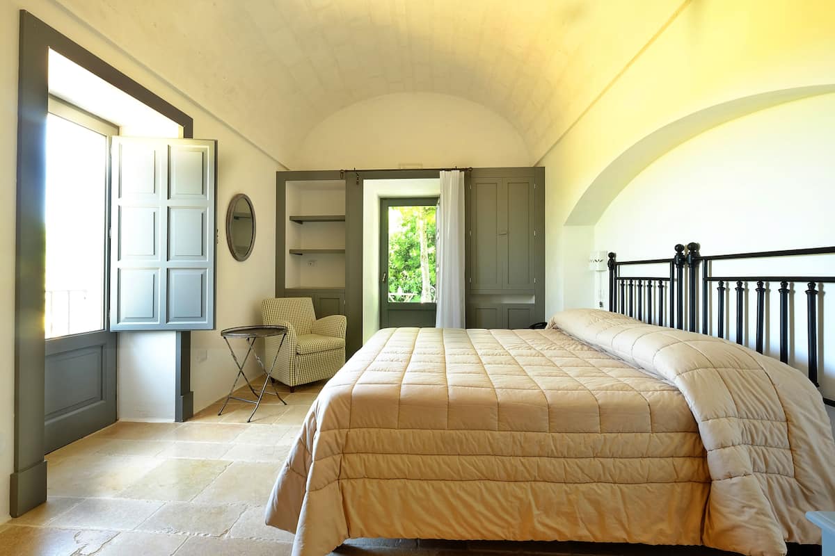 Basic Suite, 1 Queen Bed | Minibar, in-room safe, soundproofing, cots/infant beds