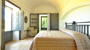 Basic-Suite, 1 Queen-Bett | Minibar, Zimmersafe, schallisolierte Zimmer, Babybetten