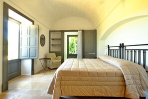 Suite básica, 1 cama Queen size | Minibar, caja de seguridad en la habitación, insonorización y cunas 