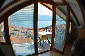 Apartamento panorámico, 1 habitación, vistas al lago | Ropa de cama de alta calidad, escritorio, tabla de planchar con plancha