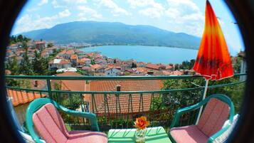 Romantic Studio, Lake View | Premium bedding, desk, iron/ironing board, free cots/infant beds