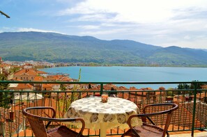 Apartamento familiar, 1 habitación, vistas al lago | Ropa de cama de alta calidad, escritorio, tabla de planchar con plancha