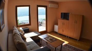 Familieleilighet, 1 soverom, utsikt mot innsjø | Sengetøy av topp kvalitet, skrivebord og strykejern/-brett