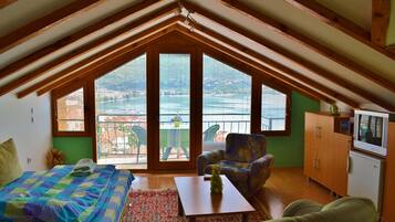 Leilighet – panorama, 1 soverom, utsikt mot innsjø | Sengetøy av topp kvalitet, skrivebord og strykejern/-brett