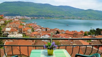 Leilighet – panorama, 1 soverom, utsikt mot innsjø | Sengetøy av topp kvalitet, skrivebord og strykejern/-brett