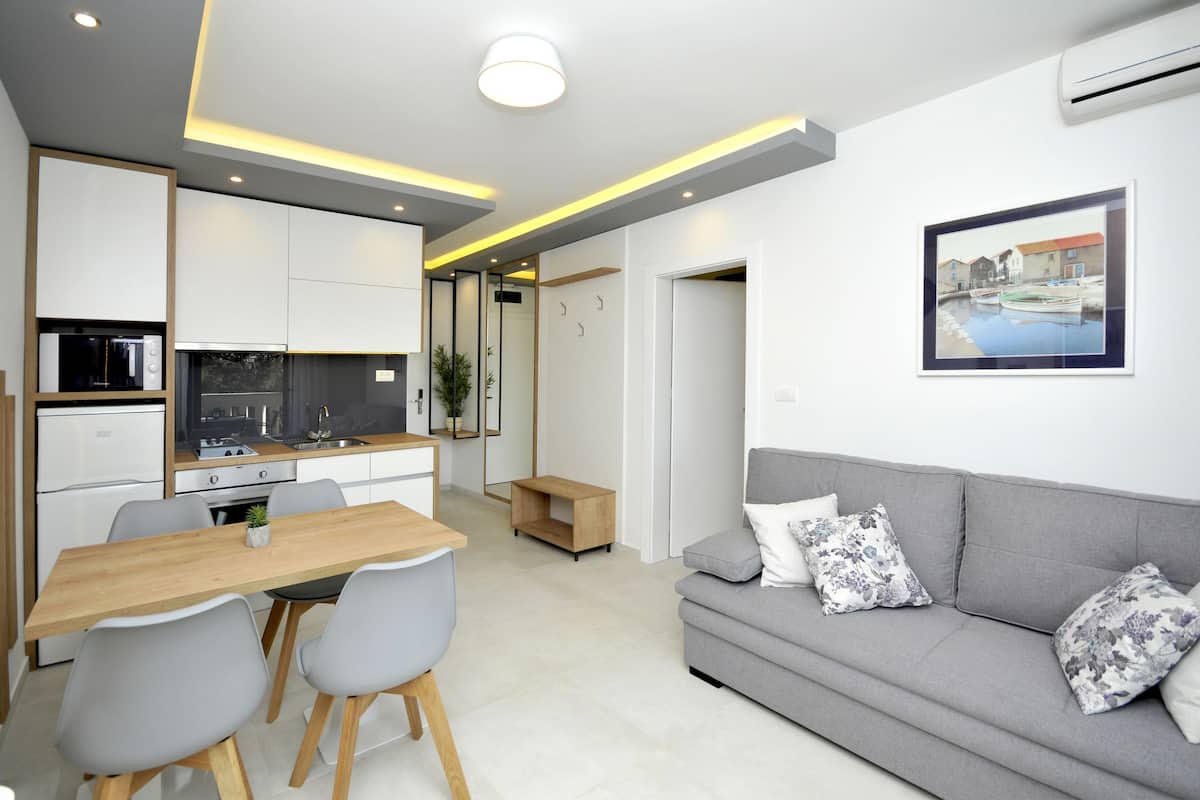 1 bedroom, down duvets, in-room safe, desk