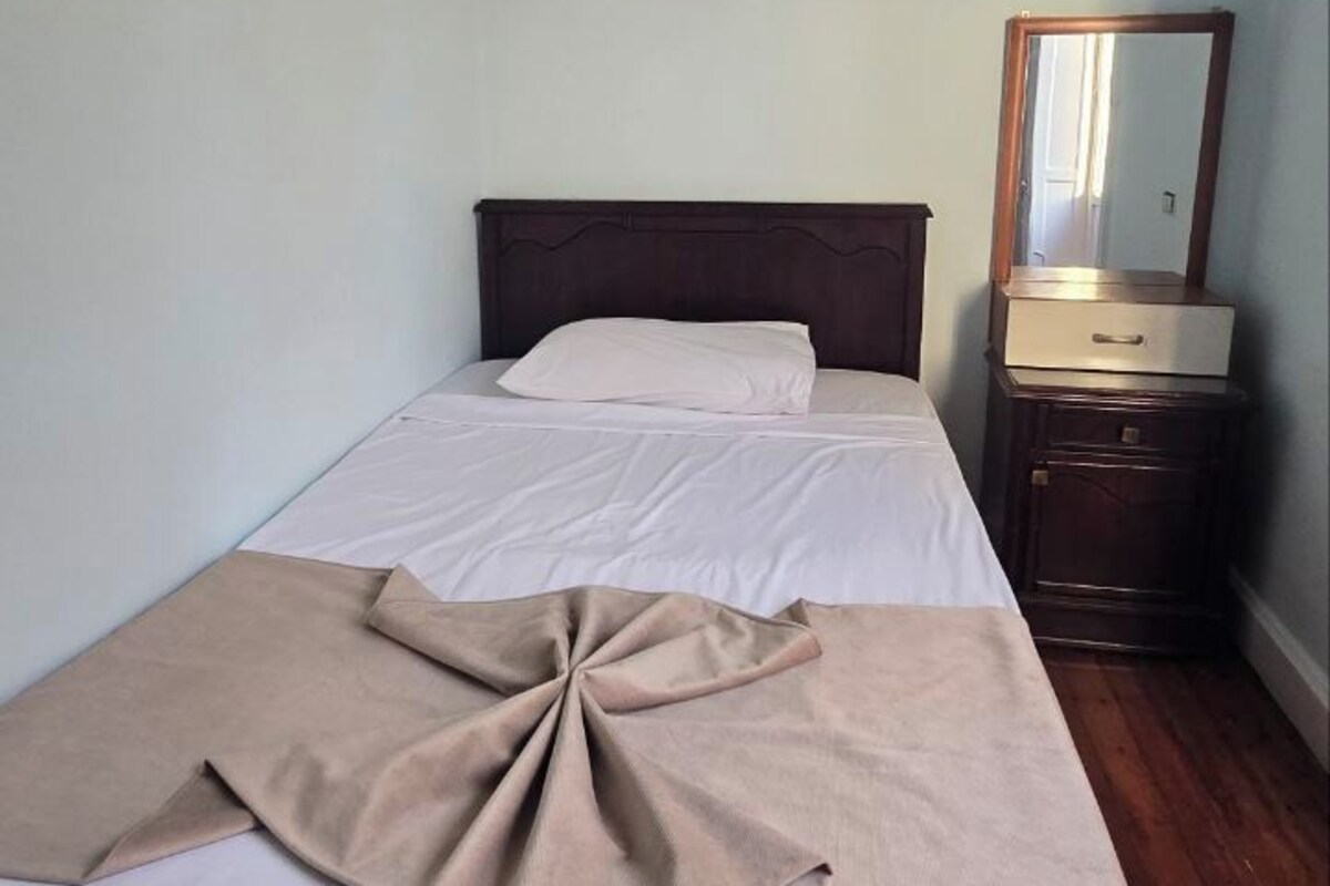 Habitación individual, baño compartido | Caja fuerte, escritorio, espacio para trabajar con un portátil