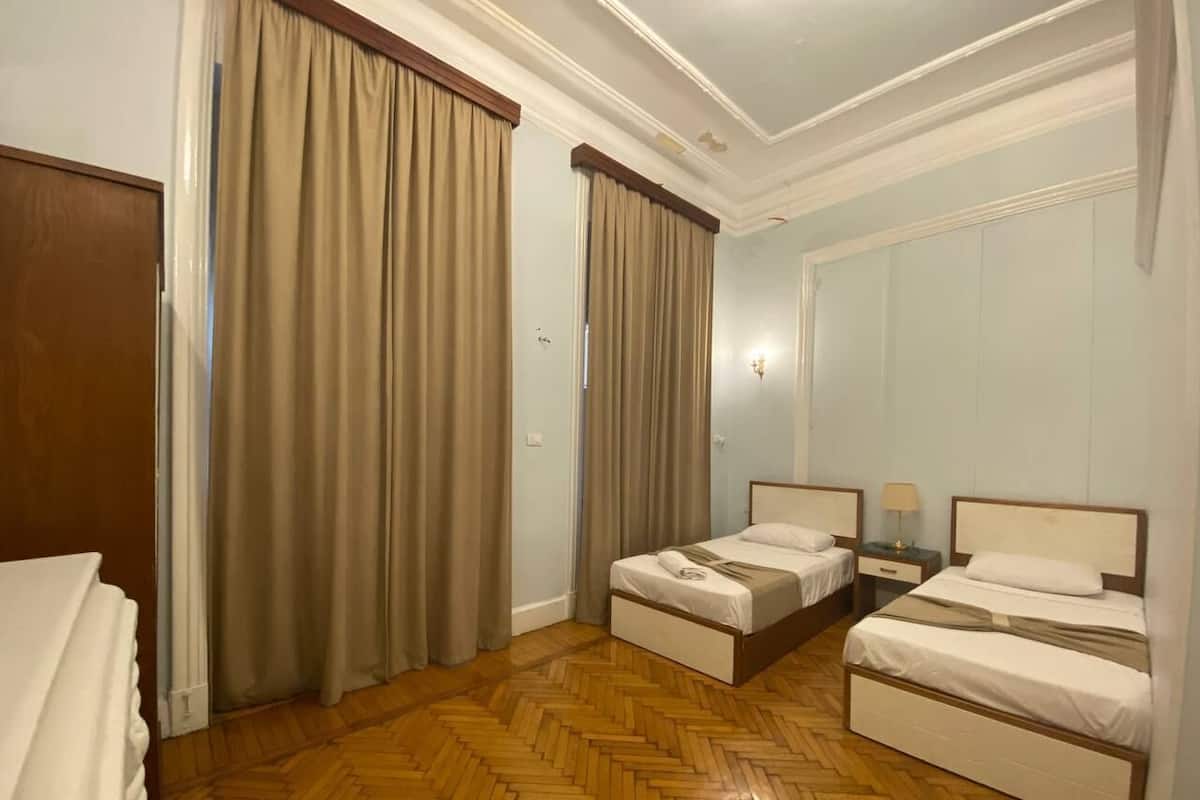 Habitación clásica con 2 camas individuales, 2 camas individuales, vistas a la ciudad | Caja fuerte, decoración individual, escritorio