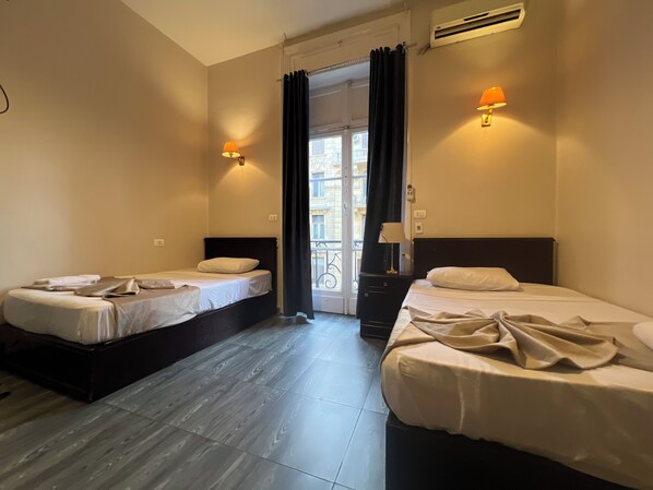 Värdeförvaringsskåp på rummet, individuell inredning och skrivbord