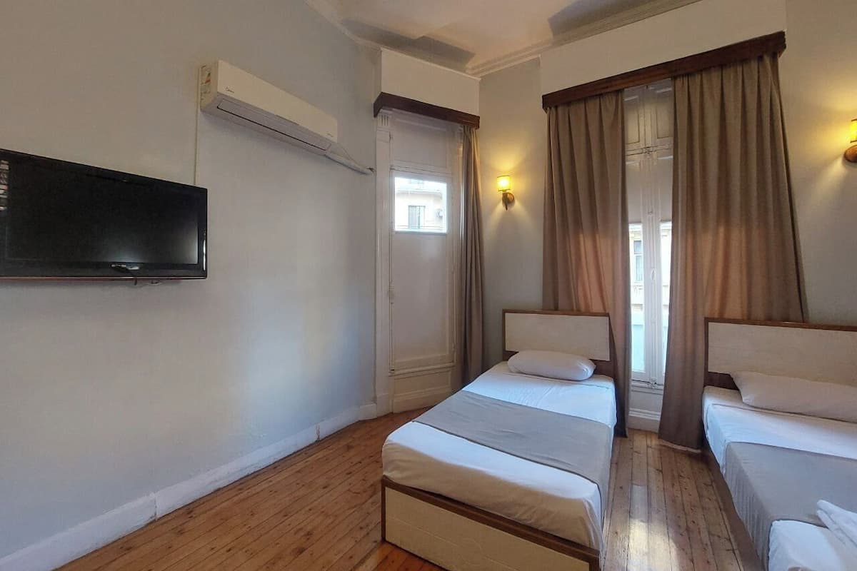 Habitación cuádruple clásica | Caja fuerte, decoración individual, escritorio