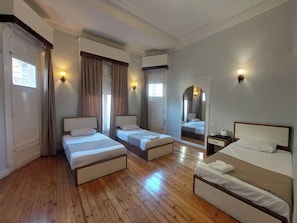 Classic Quadruple Room | In-room safe, individually decorated, desk, laptop workspace - Traveler's House Hotel (Cairo)