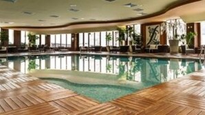 Kolam renang indoor