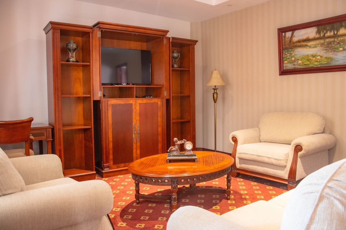 Junior-Suite | Minibar, Zimmersafe, individuell dekoriert, Schreibtisch