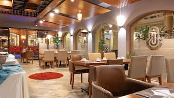 2 restaurantes; se sirve cocina local