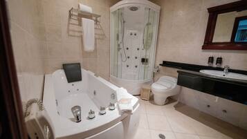 Une salle de bain moderne avec une baignoire sur pieds, une douche à parois de verre, des toilettes et un meuble-lavabo avec un miroir.