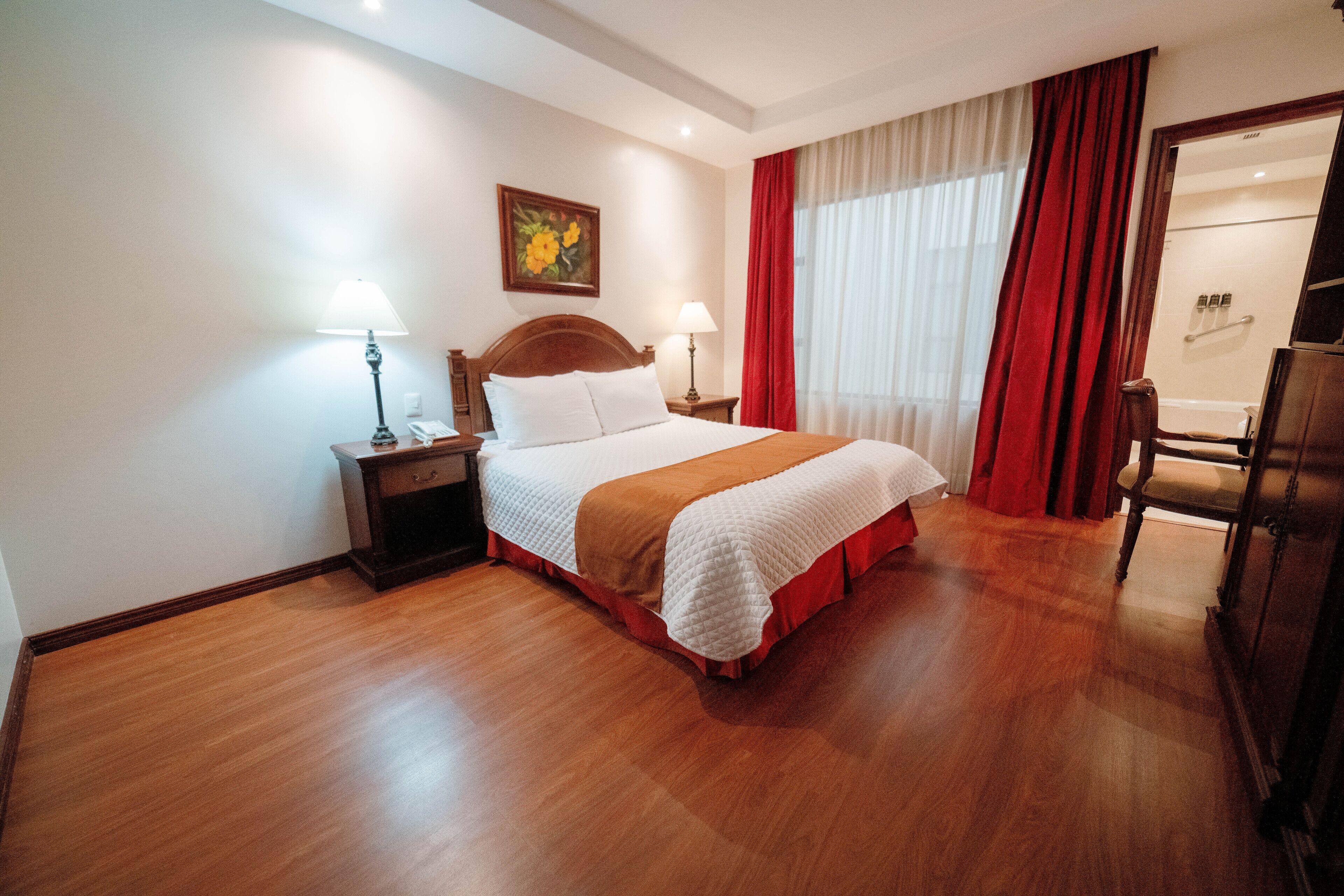 minibar, in-room safe, individually decorated, desk