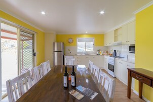 Cafetera/tetera, refrigerador con freezer, microondas, placa de cocina