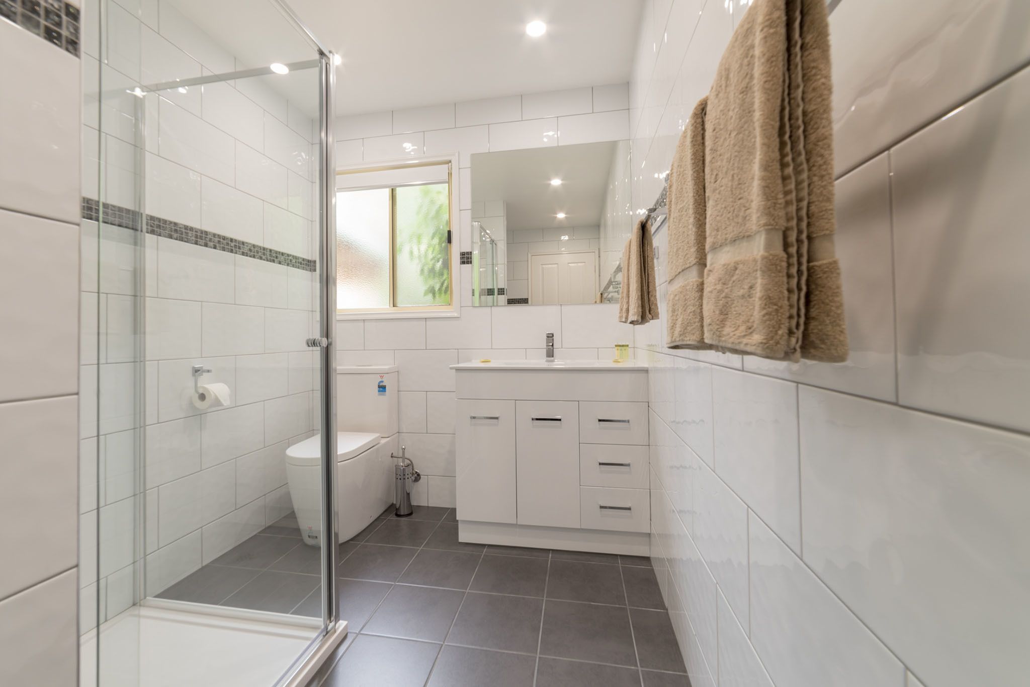 cottage, 3 bedrooms | bathroom | shower, free toiletries, hair dryer, towels