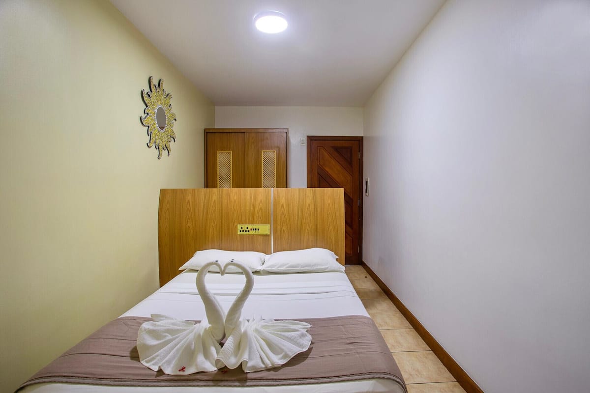 Minibar, caja de seguridad en la habitación y escritorio