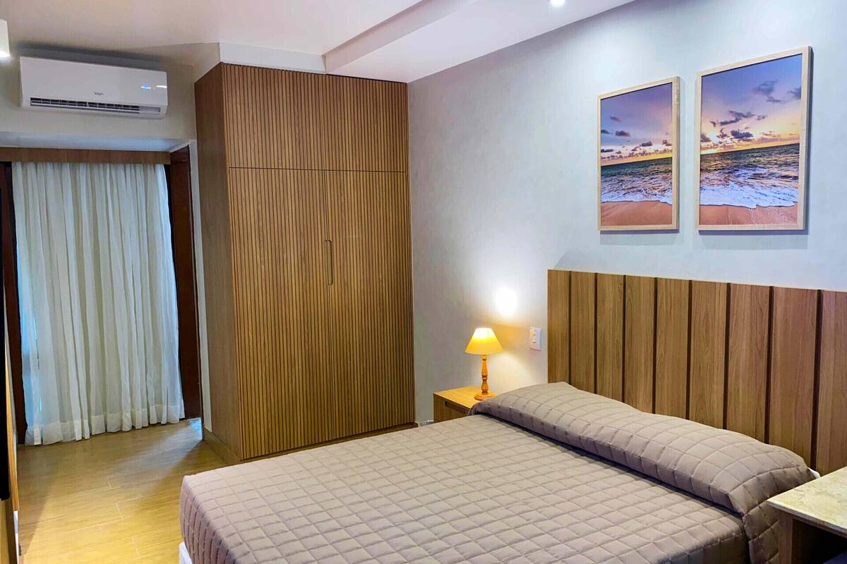 Minibar, in-room safe, desk, laptop workspace