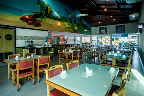 Breakfast, lunch, dinner served; Brazilian cuisine, pool views  -  Brisa da Praia Park Hotel (Porto Seguro)