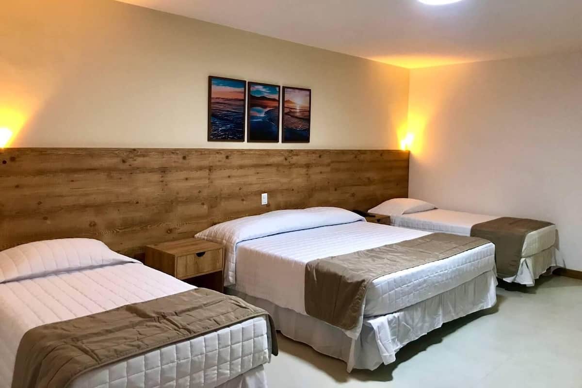 Een minibar, een kluis op de kamer, een bureau, een laptopwerkplek