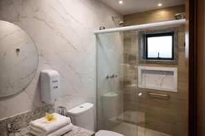 Habitación estándar | Baño | Artículos de higiene personal gratuitos, secador de pelo y toallas