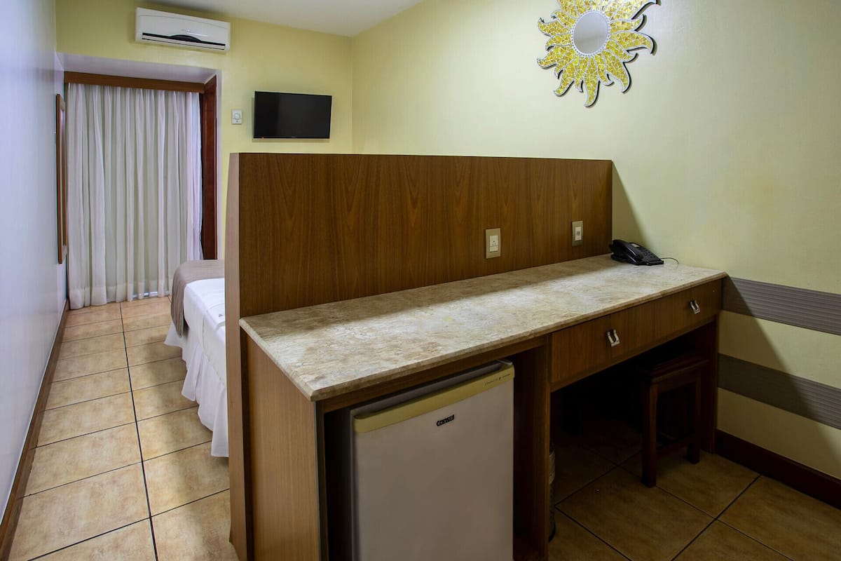 Minibar, caja de seguridad en la habitación y escritorio