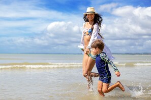 Beach nearby, beach umbrellas, beach towels -  Brisa da Praia Park Hotel (Porto Seguro)