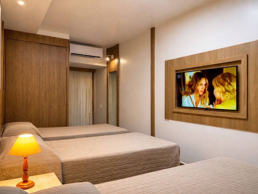 Standard Room | Minibar, in-room safe, desk, laptop workspace
