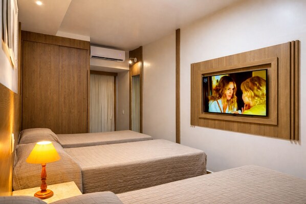 Minibar, in-room safe, desk, laptop workspace -  Brisa da Praia Park Hotel (Porto Seguro)